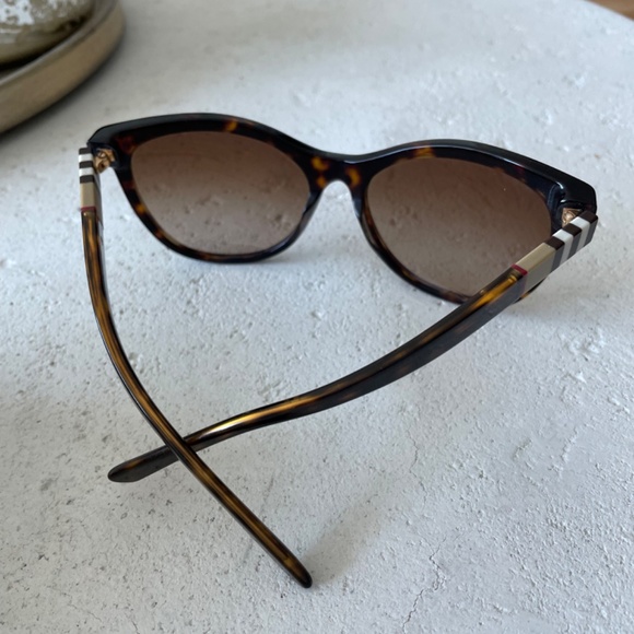 BURBERRY Cat Eye Sunglasses with case - Picture 3 of 6